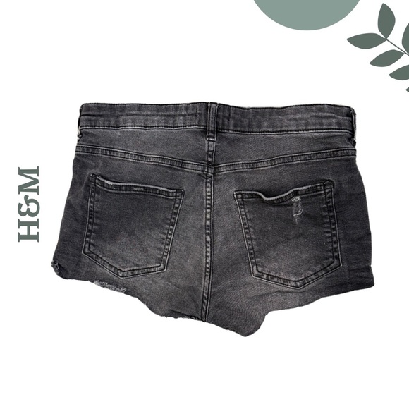 🛍️3/$40 H&M Black Distressed Denim Shorts | Raw Hem | Frayed Edges | Size 4 - Picture 2 of 5